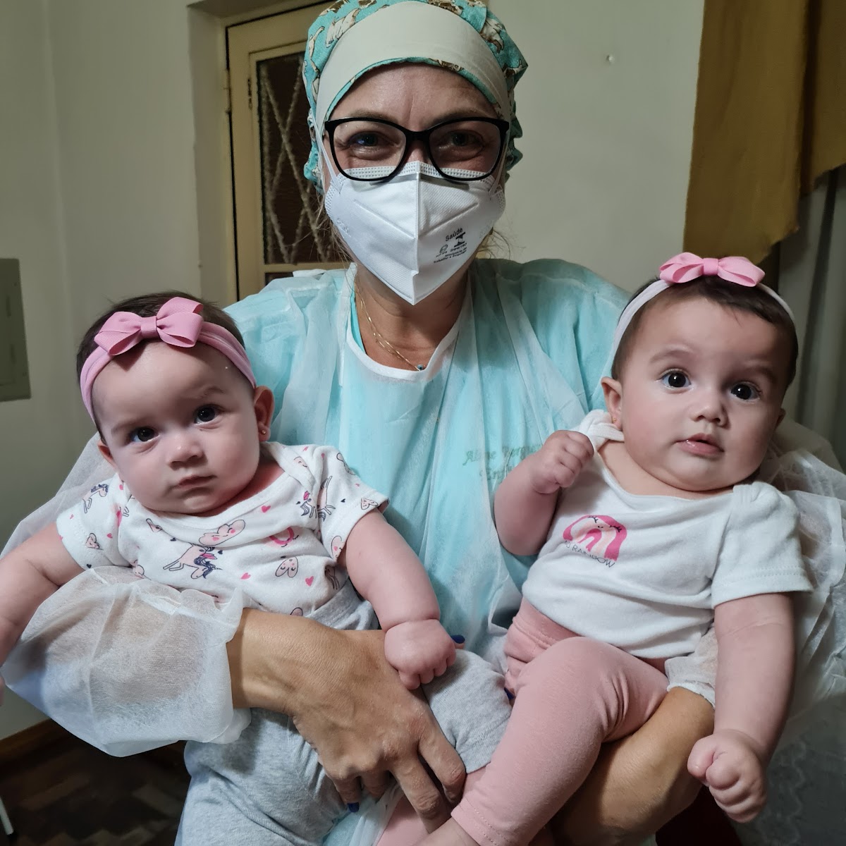 Aline Bergmann com duas crianças