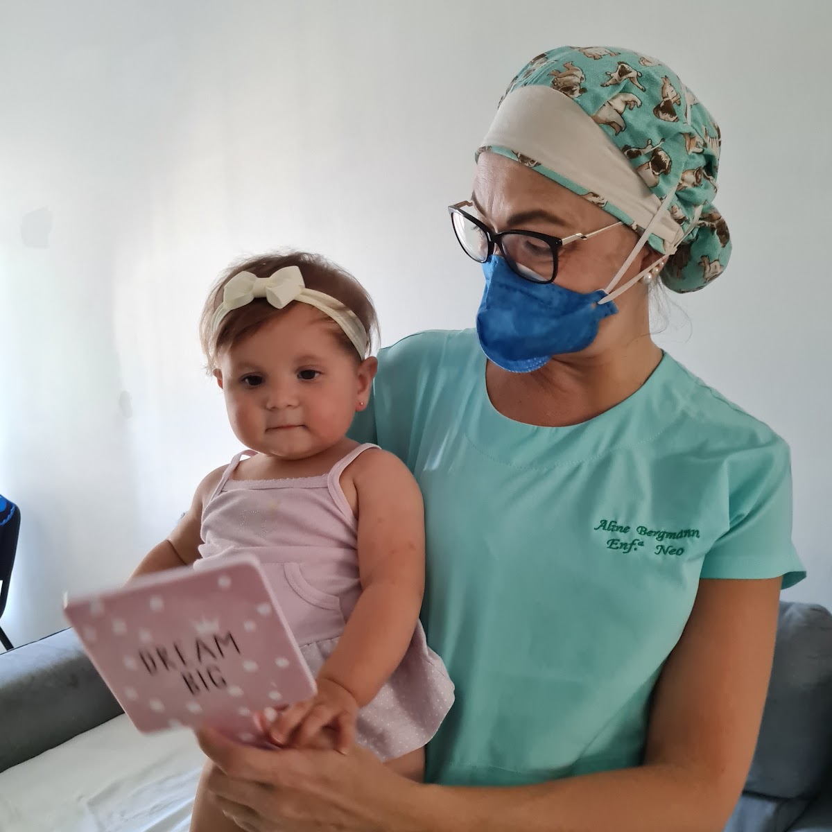 Bebê sorrindo após furo humanizado