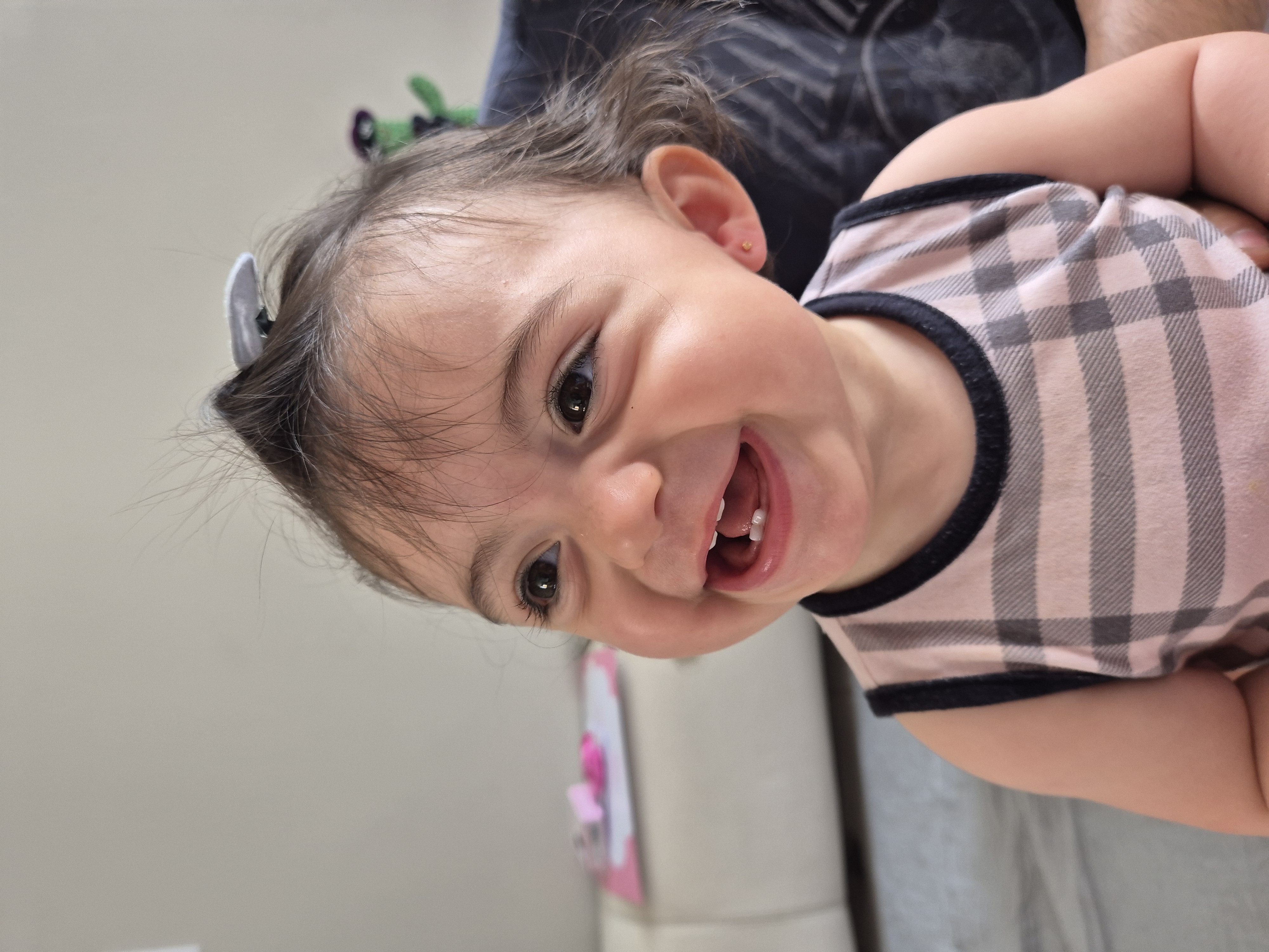 Furo de orelha em bebê