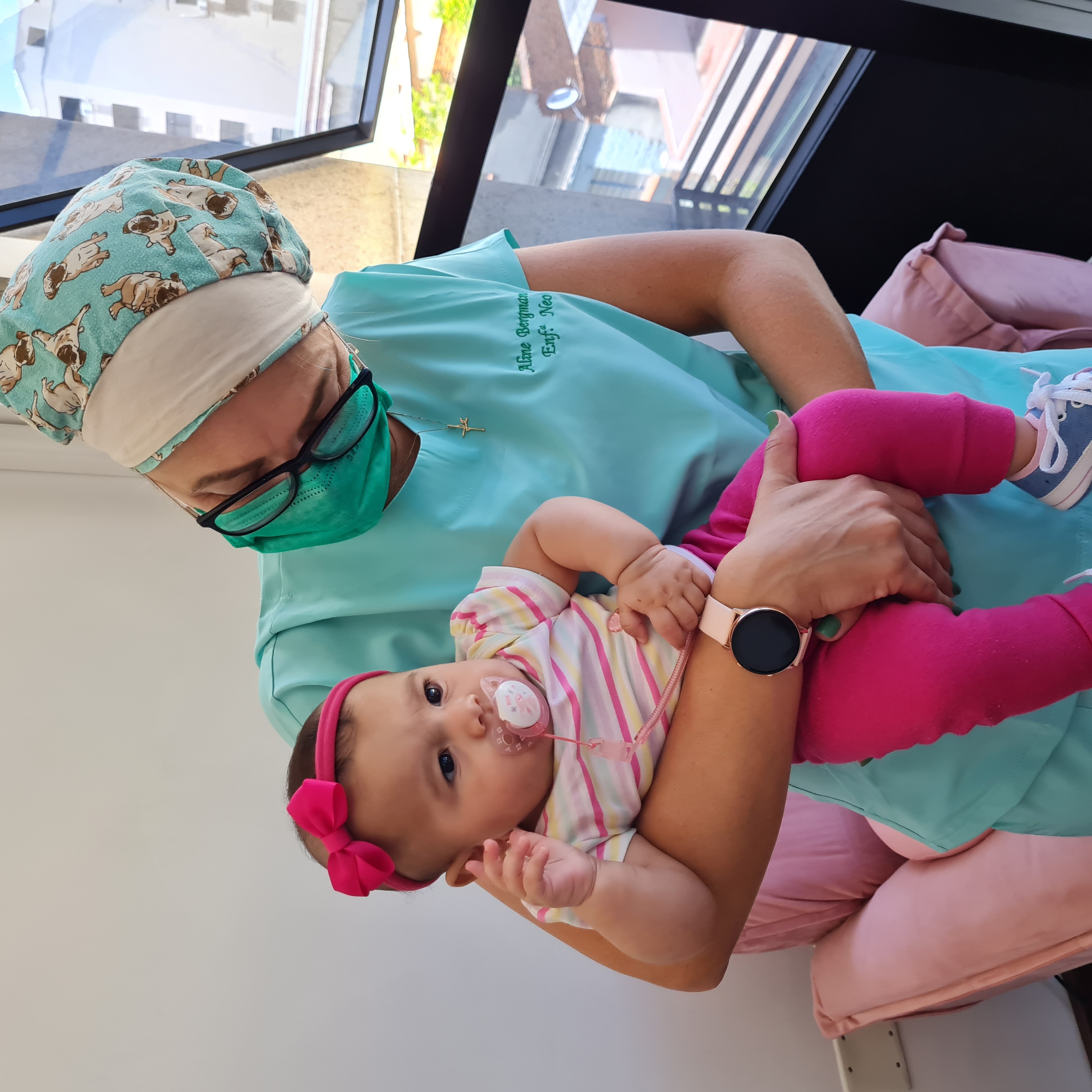 Laserterapia em criança após aplicação de brinco